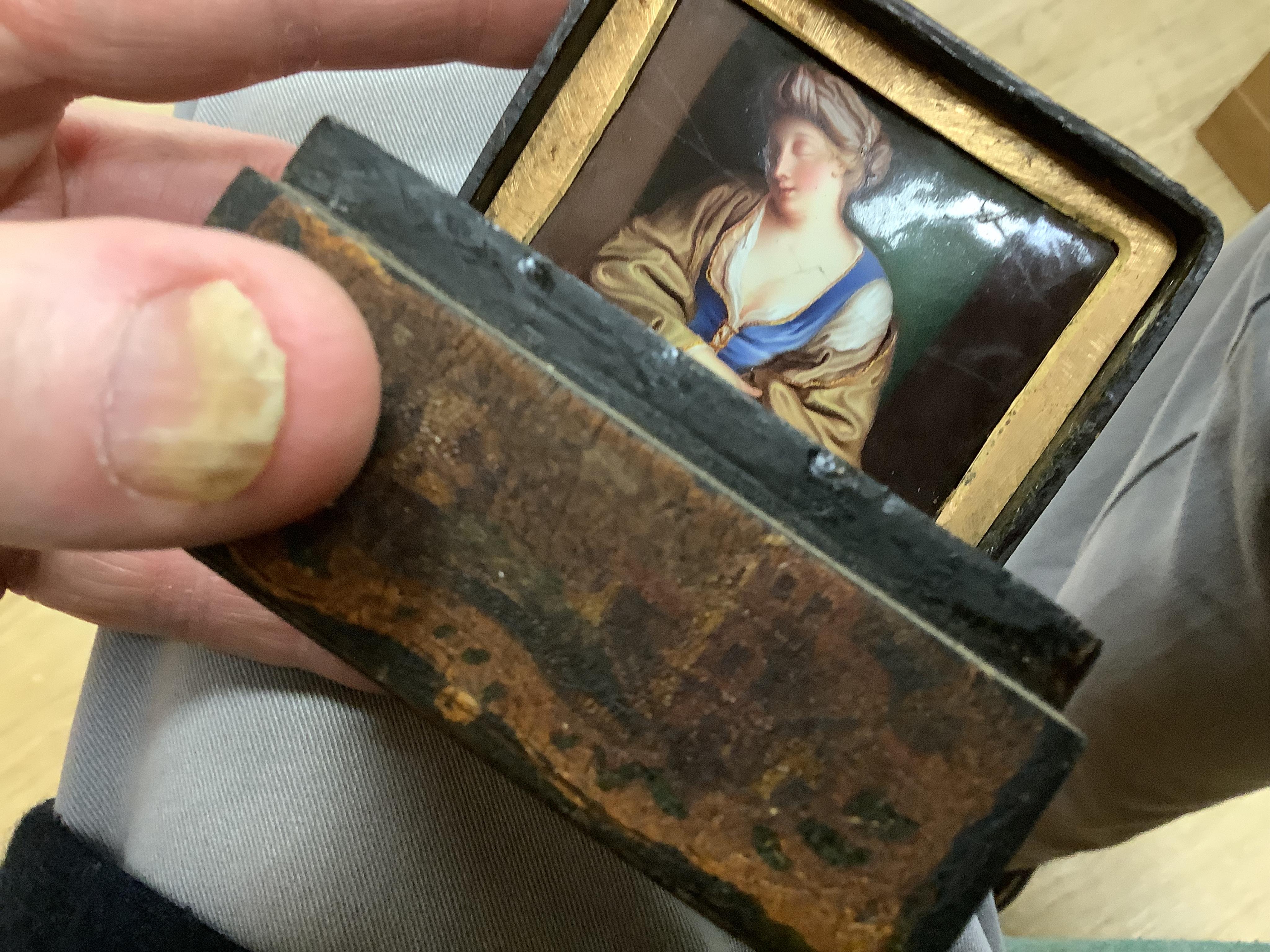 An 18th / early 19th century trinket box with inner porcelain figural painted cover, 8cm wide